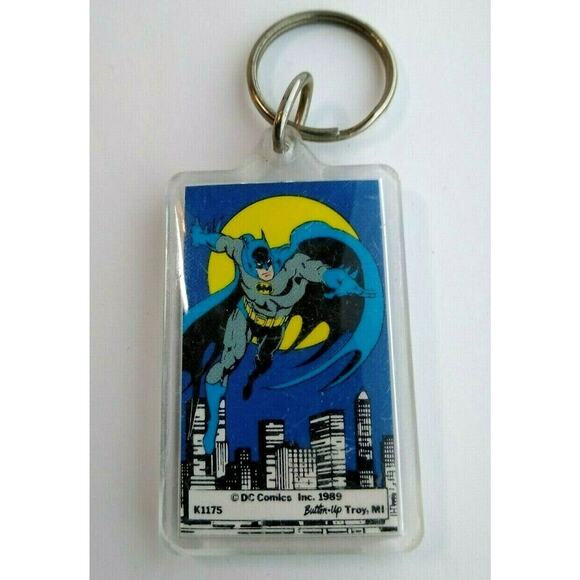 Batman Flying Moon Keychain 1989 Original Licensed Official DC Comics Button Up - Picture 1 of 4